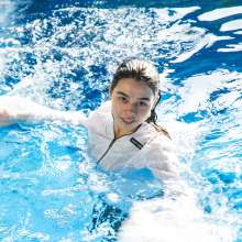 wet.look.me: Wetlook girl in leggings swimming in the pool | Wetlook.biz