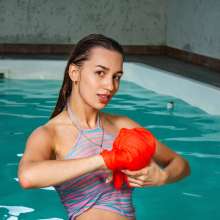 wet.look.me: Wetlook girl in Leggings gets wet in Pool | Wetlook.biz