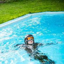 wet.look.me: Wetlook girl in ski suit gets wet in pool | Wetlook.biz