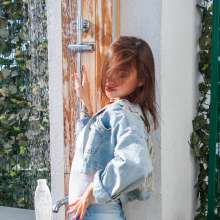 wet.look.me: Wetlook girl in jeans in shower on the roof terrace | Wetlook.biz