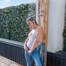 wet.look.me: Wetlook girl in jeans in shower on the roof terrace | Wetlook.biz
