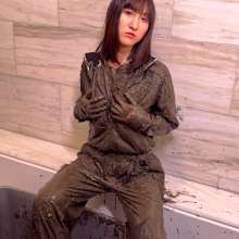 RSSRuinStreetStyle: Tracksuit Girl Cuts and Destroys Kappa Outfit After Enjoying Mud Bath