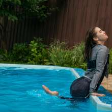 wet.look.me: Wetlook girl in patterned pants and Sweat-shirt | Wetlook.biz