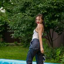 wet.look.me: Wetlook girl in patterned pants and Sweat-shirt | Wetlook.biz