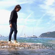 Ag Italian Wetlook: Leyla at the sea with jeans, sweater (with hoody) and Converse All Star