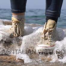 Ag Italian Wetlook: Leyla at the sea with jeans, sweater (with hoody) and Converse All Star