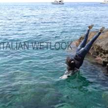 Ag Italian Wetlook: Leyla at the sea with jeans, sweater (with hoody) and Converse All Star