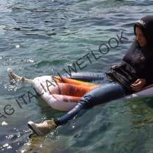 Ag Italian Wetlook: Leyla at the sea with jeans, sweater (with hoody) and Converse All Star