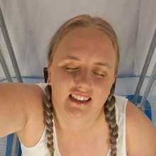 CheekyLuna: CheekyLuna's Cake Sit Gunge Tank Playtime