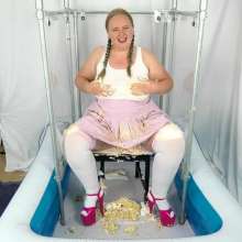 CheekyLuna: CheekyLuna's Cake Sit Gunge Tank Playtime