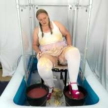 CheekyLuna: CheekyLuna's Cake Sit Gunge Tank Playtime