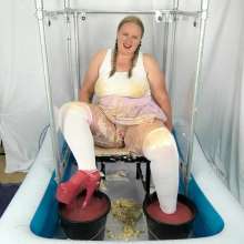 CheekyLuna: CheekyLuna's Cake Sit Gunge Tank Playtime
