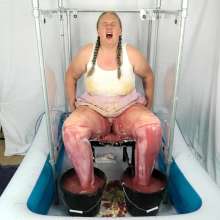 CheekyLuna: CheekyLuna's Cake Sit Gunge Tank Playtime