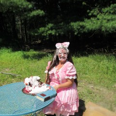 JD and Messy Andi: Janet's visit to The Sploshing Tea Room