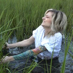 DIDVP_Leila: Theresa falls in the mud while searching for her dog