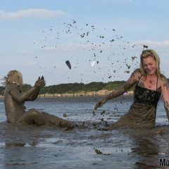 LisaMoomin: Muddy Little Black Dresses.