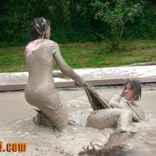 FOXY: mud wrestling