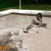 FOXY: mud wrestling
