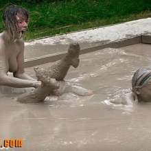 FOXY: mud wrestling