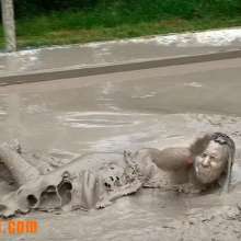 FOXY: mud wrestling
