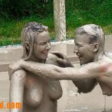 FOXY: mud wrestling