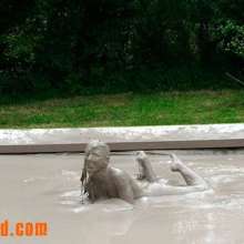 FOXY: mud wrestling