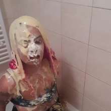 TheGungeZone: Zelenia's Custard Bathtime