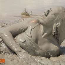 FOXY: nine in mud with long dress