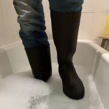 wetmart2240: Boots in the bath
