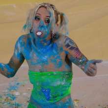 messyhot: Chikkin Sits in a Massive Cake Making a Huge Mess 4k
