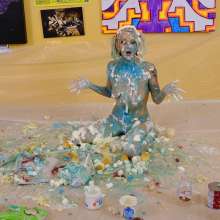 messyhot: Chikkin Sits in a Massive Cake Making a Huge Mess 4k