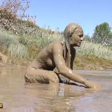 FOXY: Ayako in deep mud, extraordinary performance