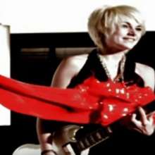 mad_mick_at: German Ladies-band dumped with red paint (music-video)