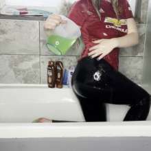 TheGungeZone: Leah's Messy Slime Bath