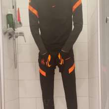 vro: Sportswear Puppy Taking a Shower