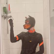 vro: Sportswear Puppy Taking a Shower