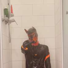 vro: Sportswear Puppy Taking a Shower