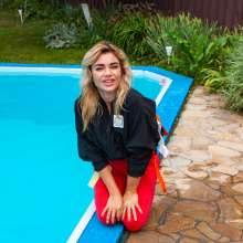 wet.look.me: Wetlook girl in sport leggings get wet in Pool | Wetlook.biz