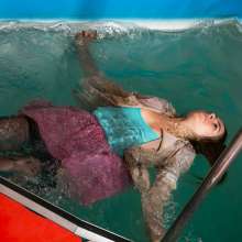 wet.look.me: Wetlook girl in stockings and heels get wet in Pool | Wetlook.biz