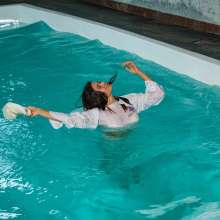 wet.look.me: Wetlook girl in white clothes get wet in Pool | Wetlook.biz