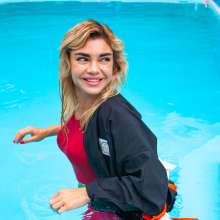 wet.look.me: Wetlook girl in sport leggings get wet in Pool | Wetlook.biz