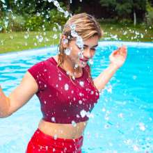 wet.look.me: Wetlook girl in sport leggings get wet in Pool | Wetlook.biz