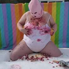 The_Intrigued_WAMers: Mrs Solo in the Snow with a Berry Pie