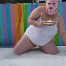 The_Intrigued_WAMers: Mrs Solo in the Snow with a Berry Pie