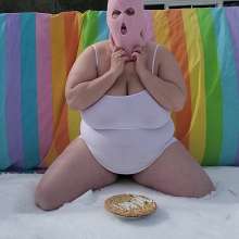 The_Intrigued_WAMers: Mrs Solo in the Snow with a Berry Pie