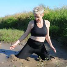 DungeonMasterOne: Sporty Susie Barefoot Mud in Yoga Pants!