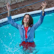 wet.look.me: Wetlook girl in dress and heels gets wet in pool | Wetlook.biz