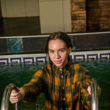 wet.look.me: Wetlook girl leggings and warm shirt swims in pool | Wetlook.biz