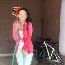 wet.look.me: Wetlook girl gets wet in white leggings | Wetlook.biz