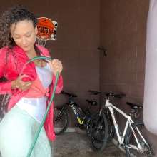 wet.look.me: Wetlook girl gets wet in white leggings | Wetlook.biz